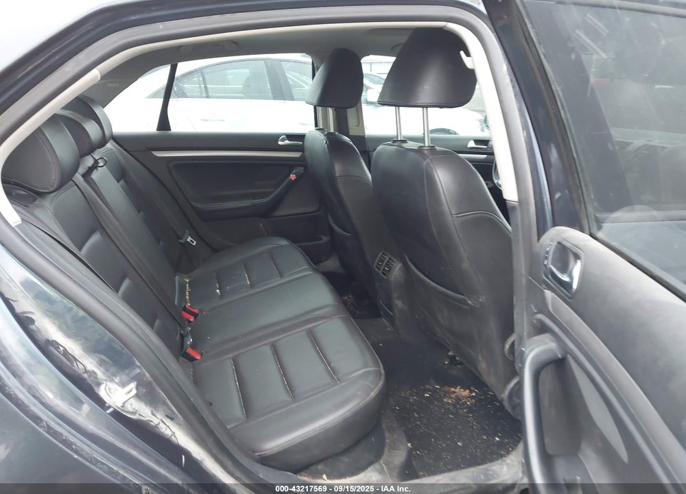 2010 VOLKSWAGEN JETTA VIN: 3VWRZ7AJ2AM140432