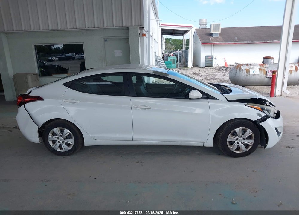 2016 HYUNDAI ELANTRA VIN: 5NPDH4AE2GH724801