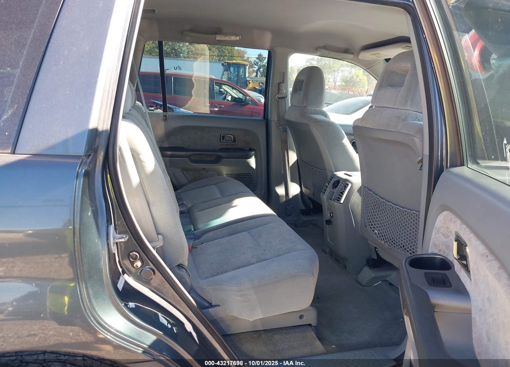 2004 HONDA PILOT LX VIN: 2HKYF18104H505212