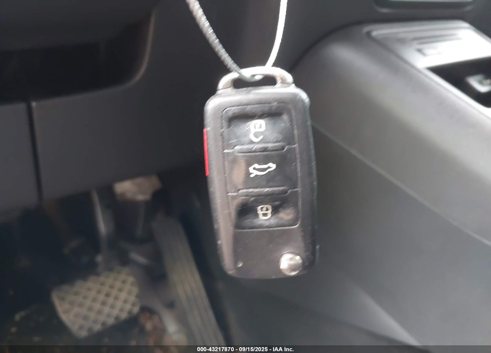 2017 VOLKSWAGEN TIGUAN VIN: WVGAV7AX1HW508203