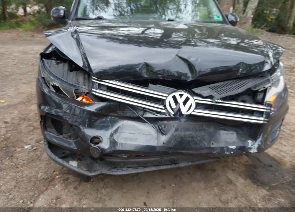 2017 VOLKSWAGEN TIGUAN VIN: WVGAV7AX1HW508203
