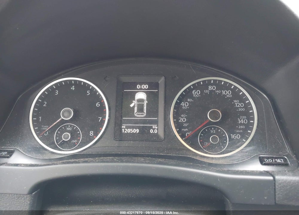 2017 VOLKSWAGEN TIGUAN VIN: WVGAV7AX1HW508203