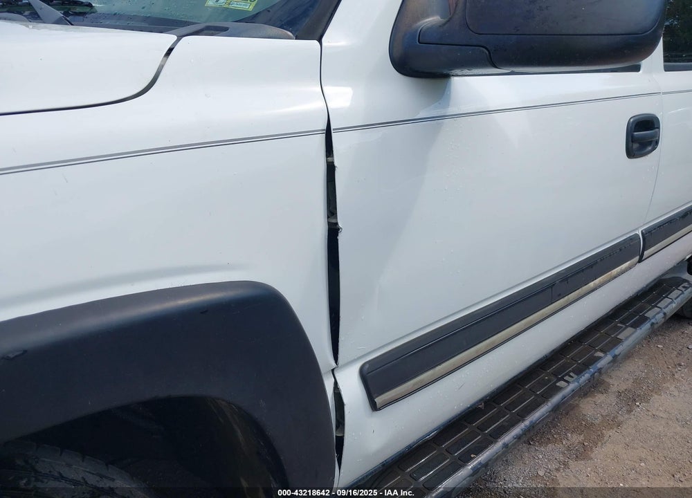2005 CHEVROLET SUBURBAN 1500 LS VIN: 3GNFK16Z85G107579
