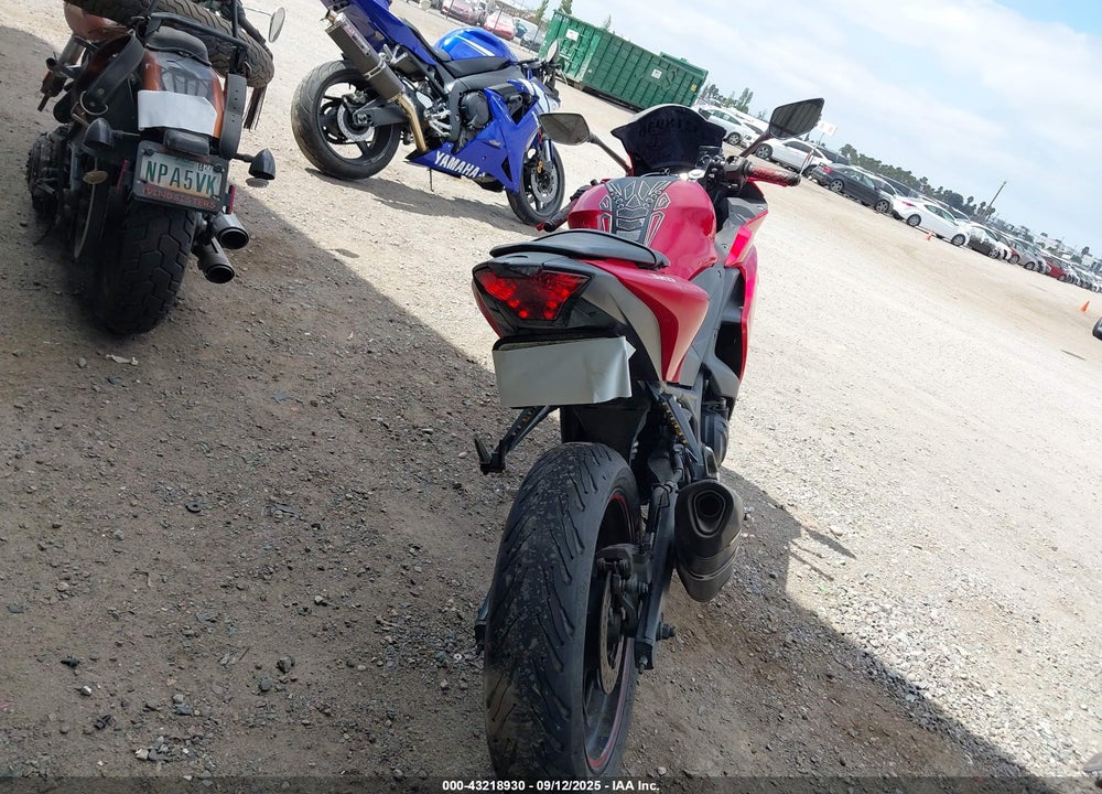2015 YAMAHA YZFR3 VIN: MH3RH06Y6FK008468