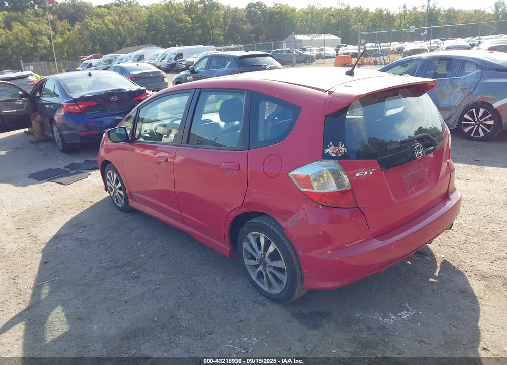 2013 HONDA FIT VIN: JHMGE8H55DC000691