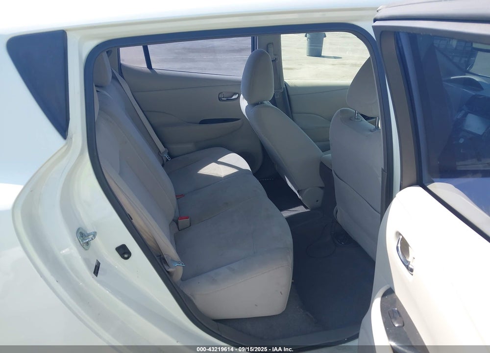 2011 NISSAN LEAF SL VIN: JN1AZ0CP6BT001158