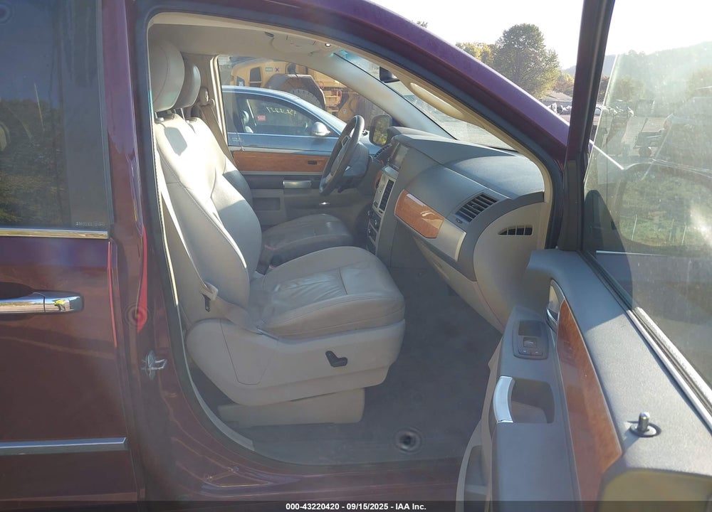 2008 CHRYSLER TOWN & COUNTRY VIN: 2A8HR64X68R661531
