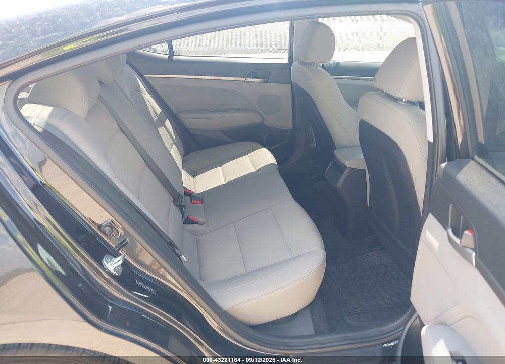 2017 HYUNDAI ELANTRA VIN: 5NPD74LF7HH203308