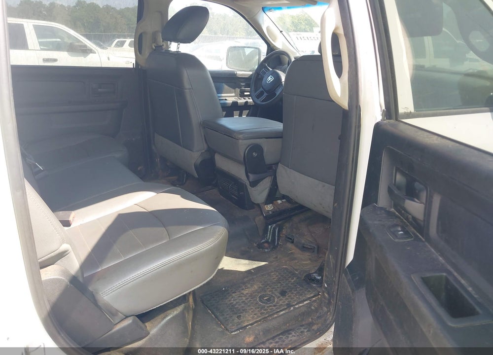 2018 RAM 2500 TRADESMAN 4X2 8' BOX VIN: 3C6TR4HT2JG287144