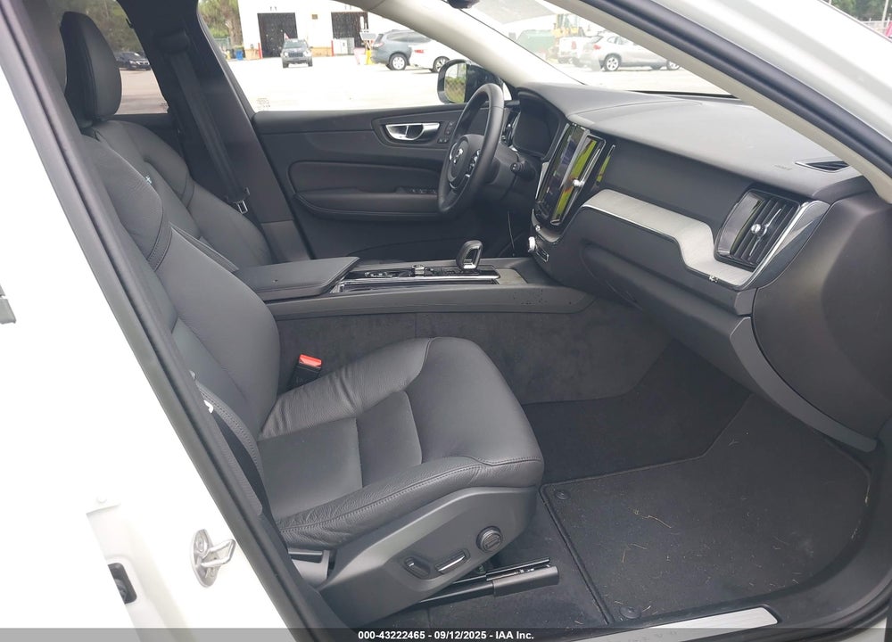 2025 VOLVO XC60 VIN: YV4M12RC1S1184317