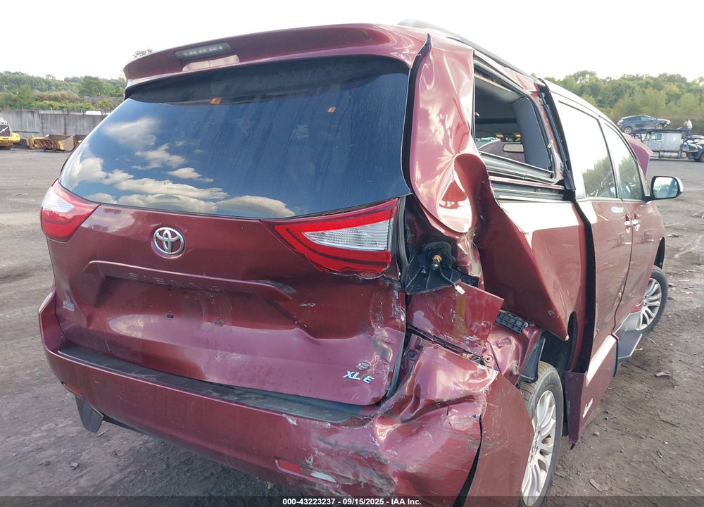 2016 TOYOTA SIENNA XLE 8 PASSENGER VIN: 5TDYK3DC4GS725000