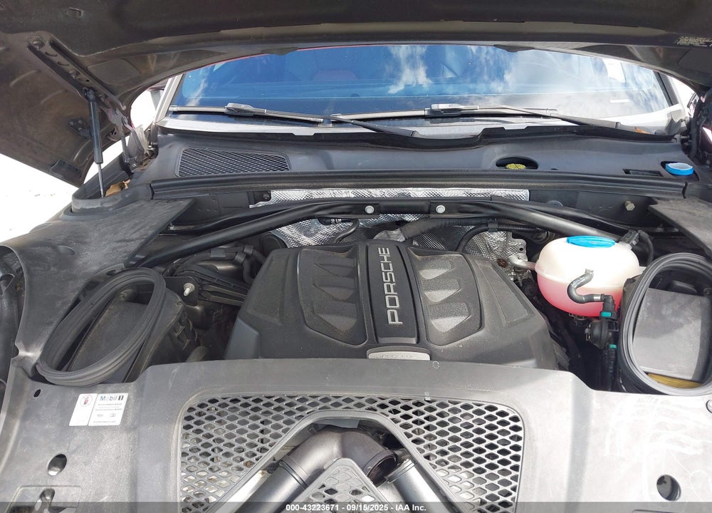 2015 PORSCHE MACAN VIN: WP1AB2A57FLB41920
