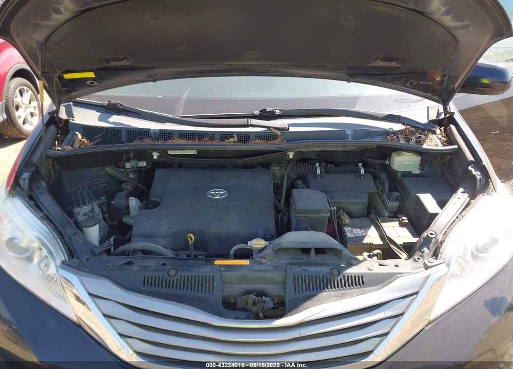 2015 TOYOTA SIENNA XLE 8 PASSENGER VIN: 5TDYK3DC1FS628030