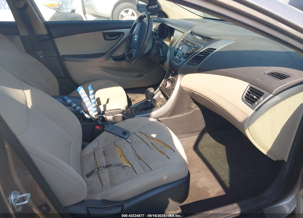 2014 HYUNDAI ELANTRA VIN: 5NPDH4AE1EH458927