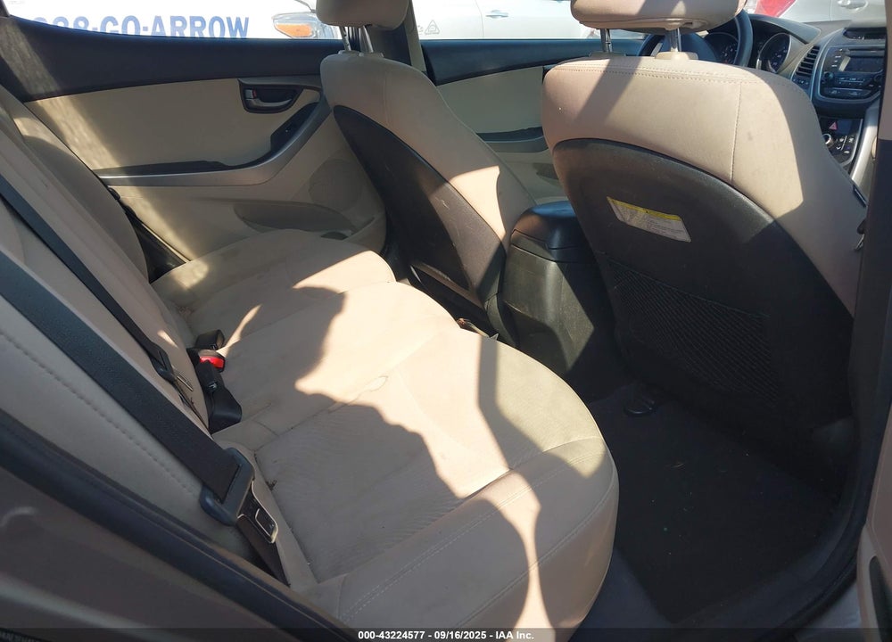 2014 HYUNDAI ELANTRA VIN: 5NPDH4AE1EH458927