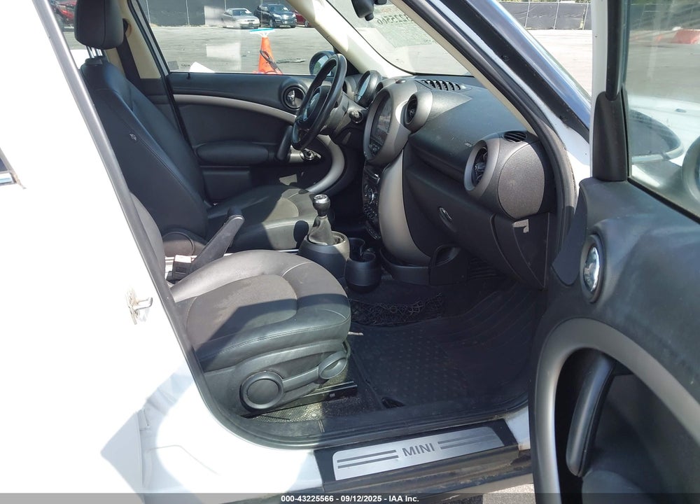 2011 MINI COOPER VIN: WMWZB3C53BWH95135