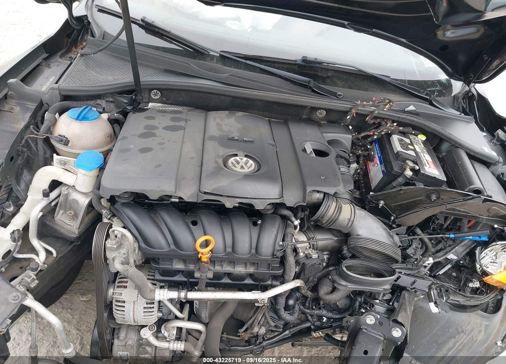 2013 VOLKSWAGEN PASSAT VIN: 1VWBP7A33DC132905