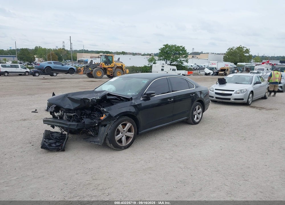 2013 VOLKSWAGEN PASSAT VIN: 1VWBP7A33DC132905
