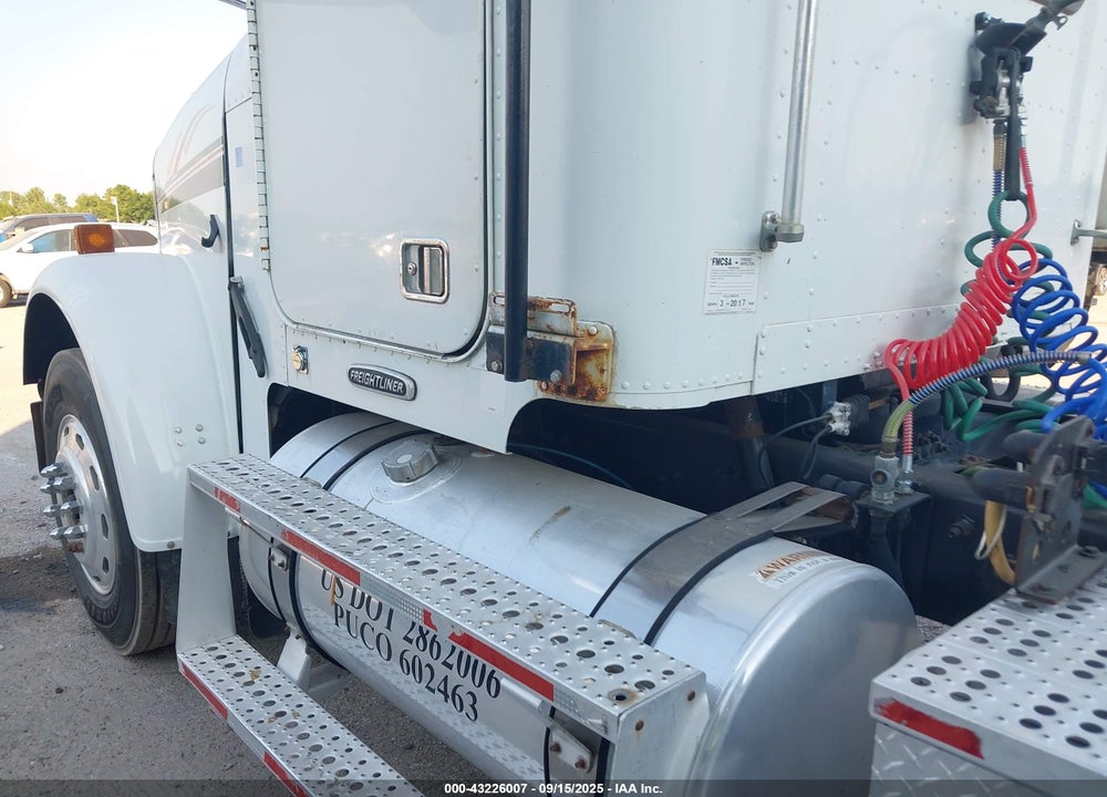 1999 FREIGHTLINER CONVENTIONAL FLD120 VIN: 1FUPFWEB3XPA53900