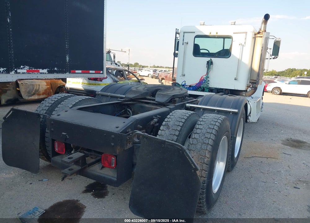 1999 FREIGHTLINER CONVENTIONAL FLD120 VIN: 1FUPFWEB3XPA53900