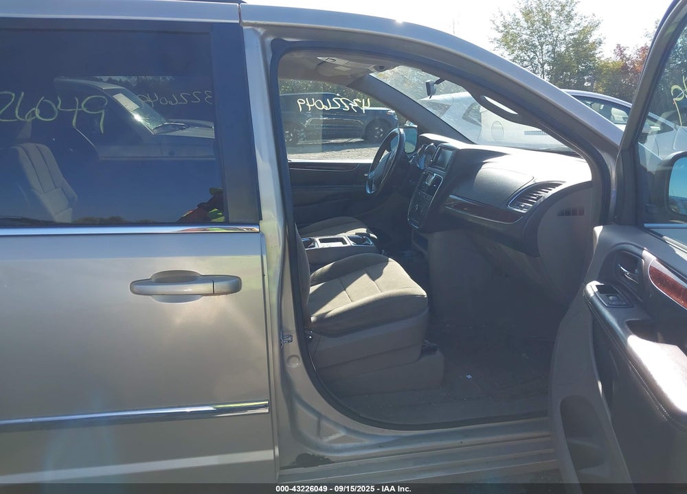2011 CHRYSLER TOWN & COUNTRY VIN: 2A4RR5DG0BR607830