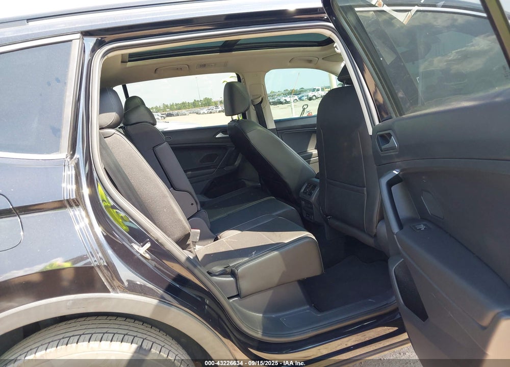 2018 VOLKSWAGEN TIGUAN VIN: 3VV2B7AXXJM016889