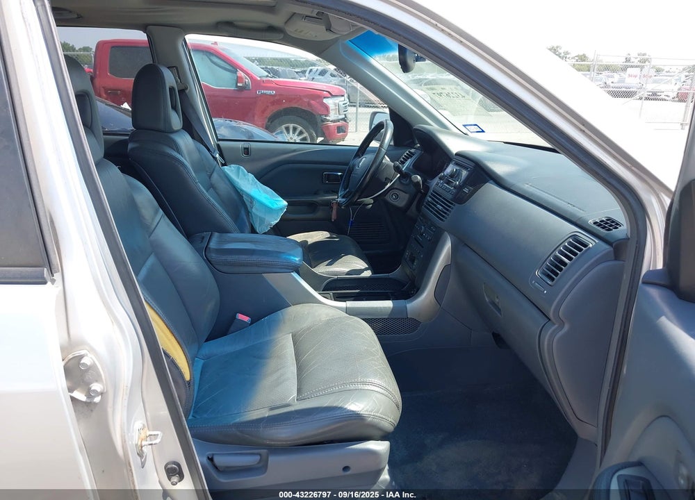 2005 HONDA PILOT EX-L VIN: 5FNYF18525B012716