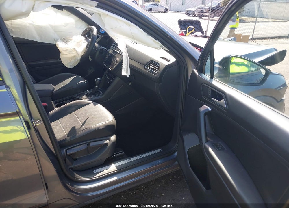 2019 VOLKSWAGEN TIGUAN VIN: 3VV3B7AX6KM127090