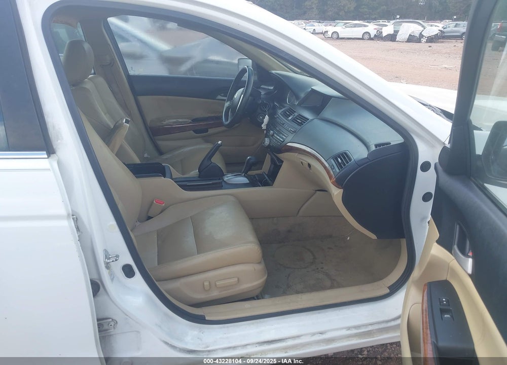 2011 HONDA ACCORD VIN: 1HGCP2F84BA082962