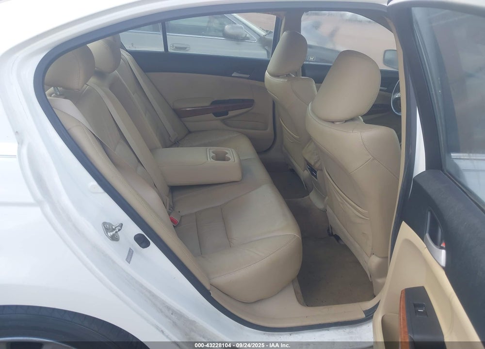 2011 HONDA ACCORD VIN: 1HGCP2F84BA082962