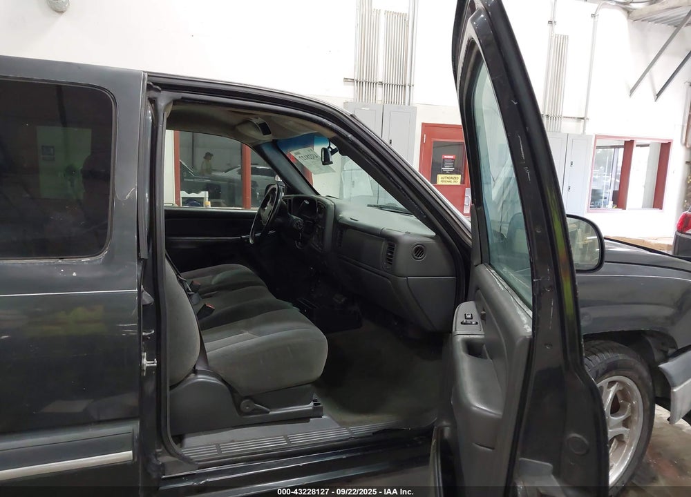 2004 CHEVROLET SILVERADO 1500 LS VIN: 2GCEC19V741218917