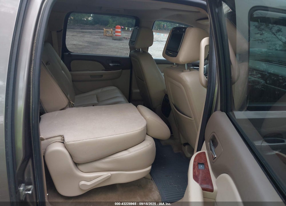 2013 CHEVROLET SUBURBAN 1500 LT VIN: 1GNSKJE78DR155581