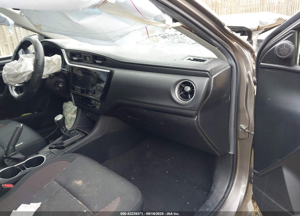 2018 TOYOTA COROLLA LE VIN: 2T1BURHE5JC042611