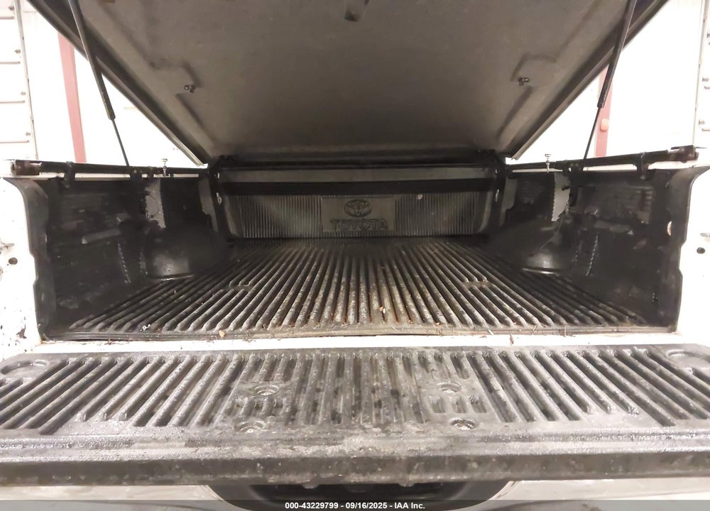 2000 TOYOTA TUNDRA SR5 V8 VIN: 5TBBT441XYS105575