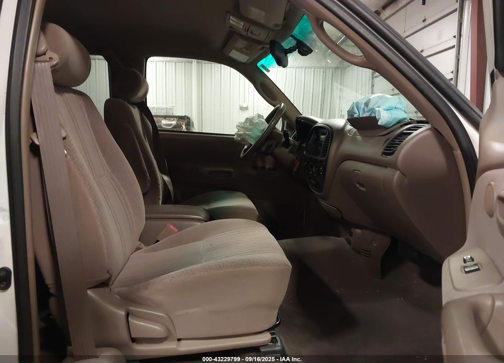 2000 TOYOTA TUNDRA SR5 V8 VIN: 5TBBT441XYS105575