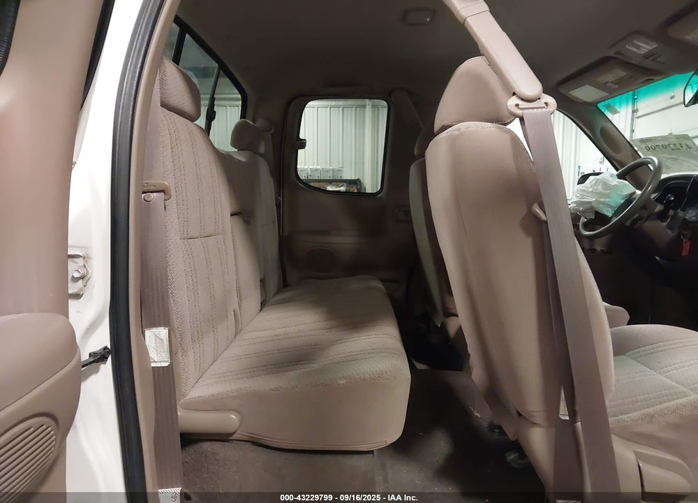 2000 TOYOTA TUNDRA SR5 V8 VIN: 5TBBT441XYS105575
