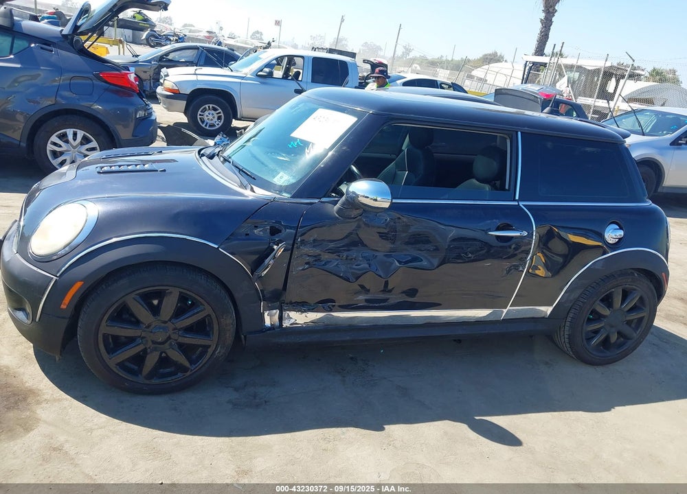 2008 MINI COOPER S VIN: WMWMF73568TV39245