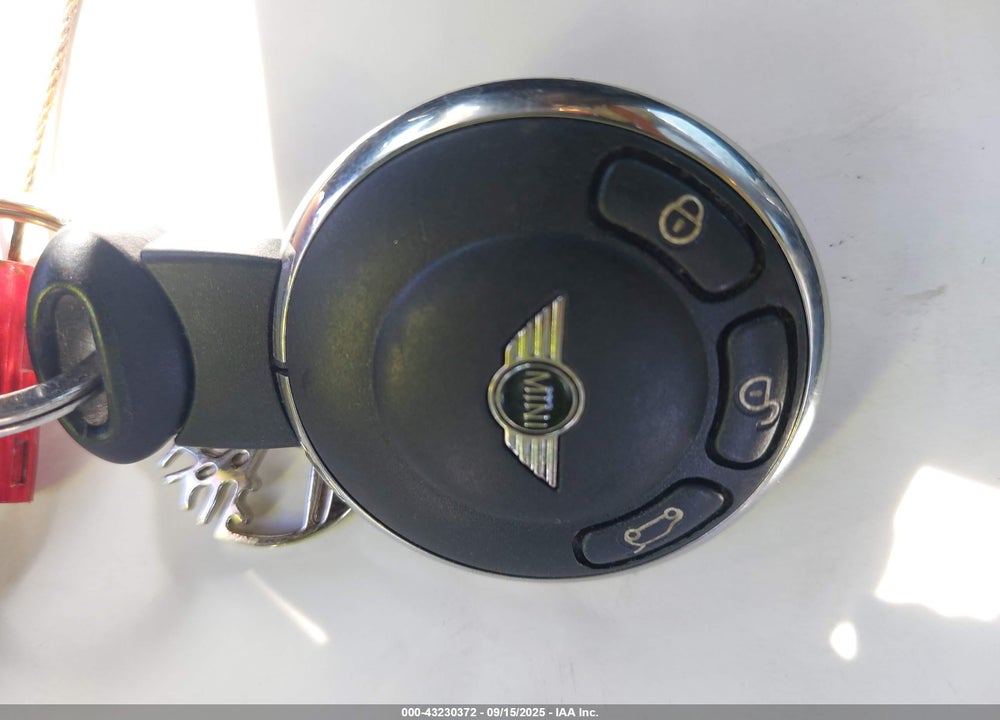 2008 MINI COOPER S VIN: WMWMF73568TV39245