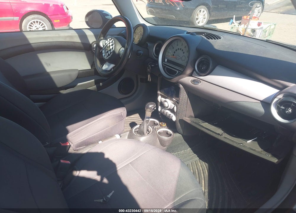 2007 MINI COOPER VIN: WMWMF33507TT50503