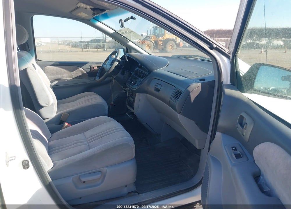 2000 TOYOTA SIENNA LE VIN: 4T3ZF13C4YU318163