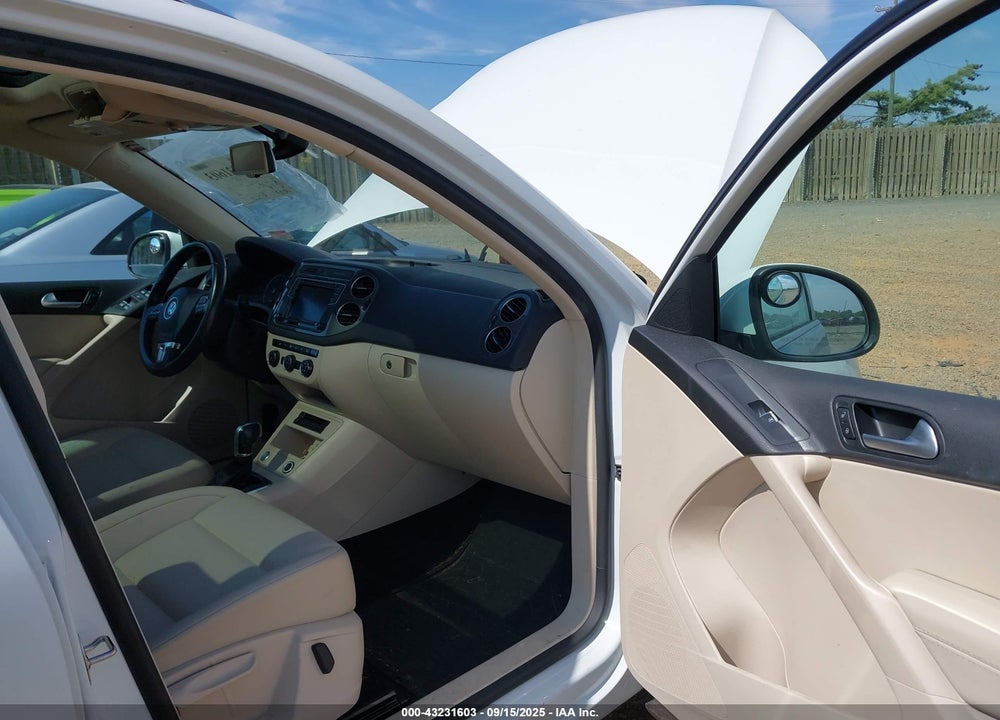 2016 VOLKSWAGEN TIGUAN VIN: WVGBV7AX8GW529181