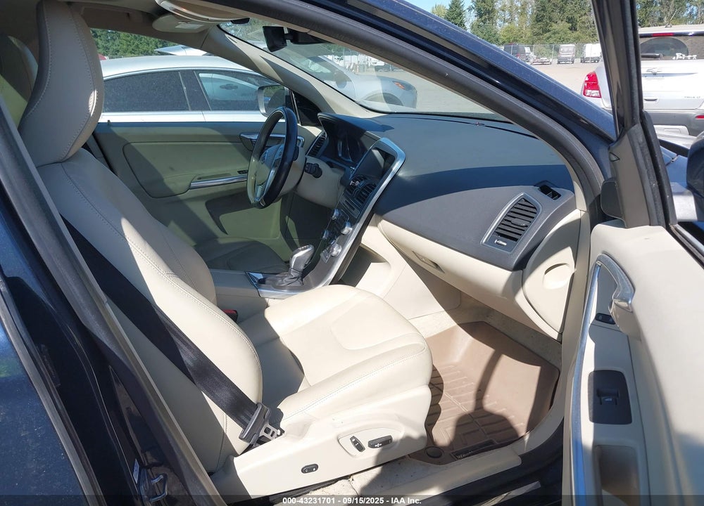 2015 VOLVO XC60 VIN: YV4612RK5F2737096