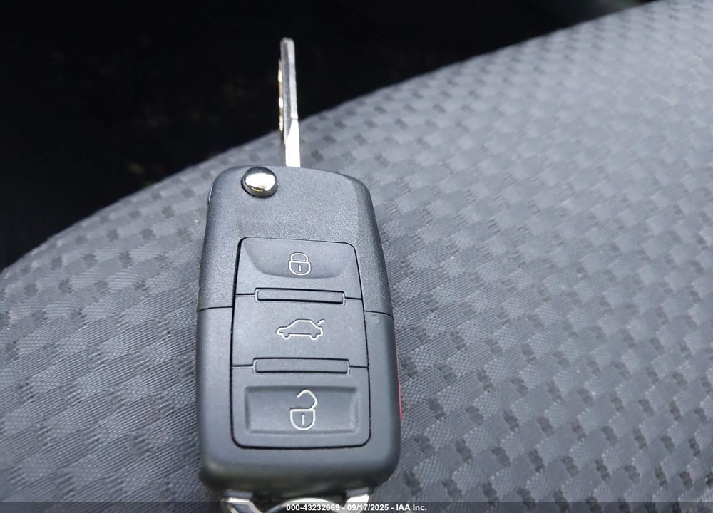 2013 VOLKSWAGEN JETTA VIN: 3VW2K7AJ0DM353065