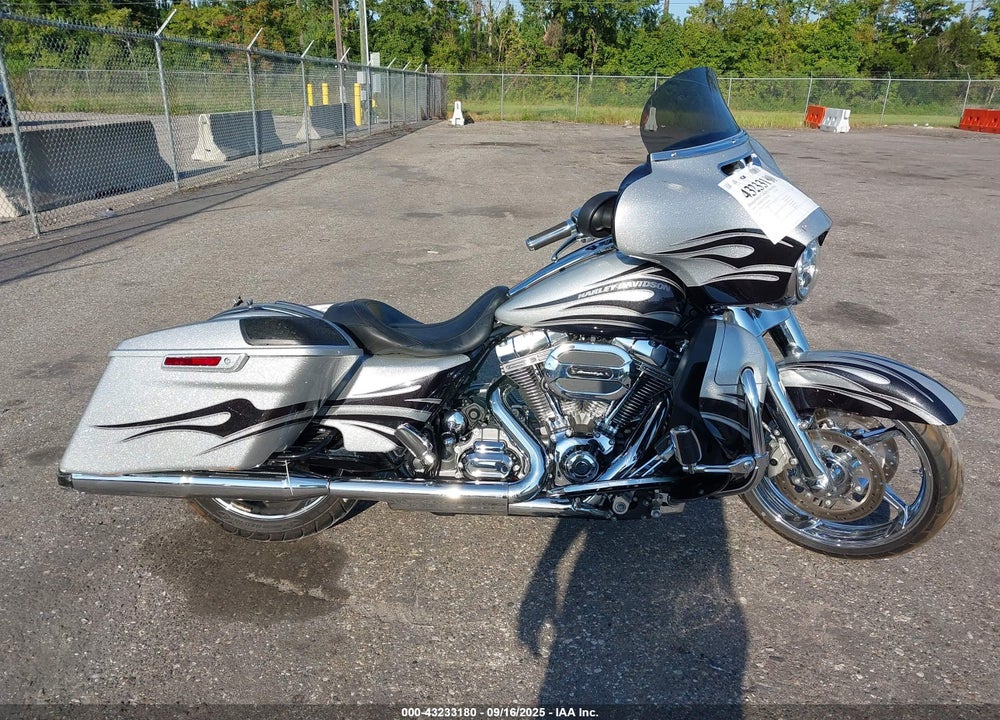 2015 HARLEY-DAVIDSON FLHXSE CVO STREET GLIDE VIN: 1HD1PXN17FB950801