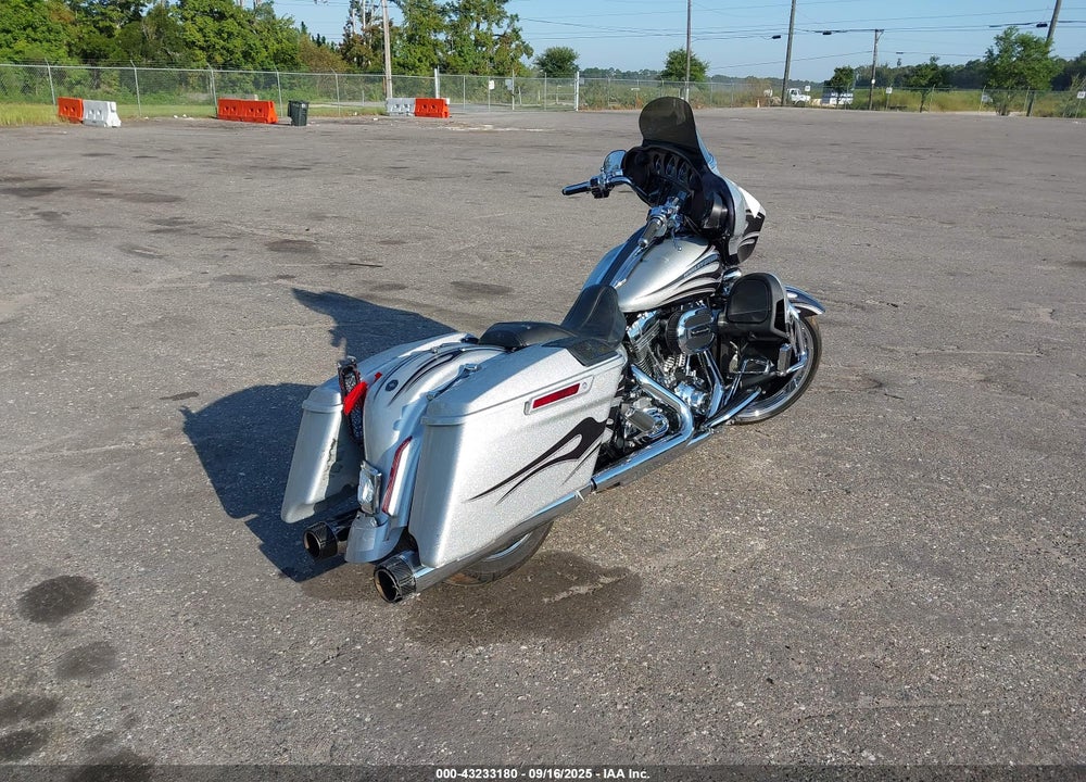 2015 HARLEY-DAVIDSON FLHXSE CVO STREET GLIDE VIN: 1HD1PXN17FB950801