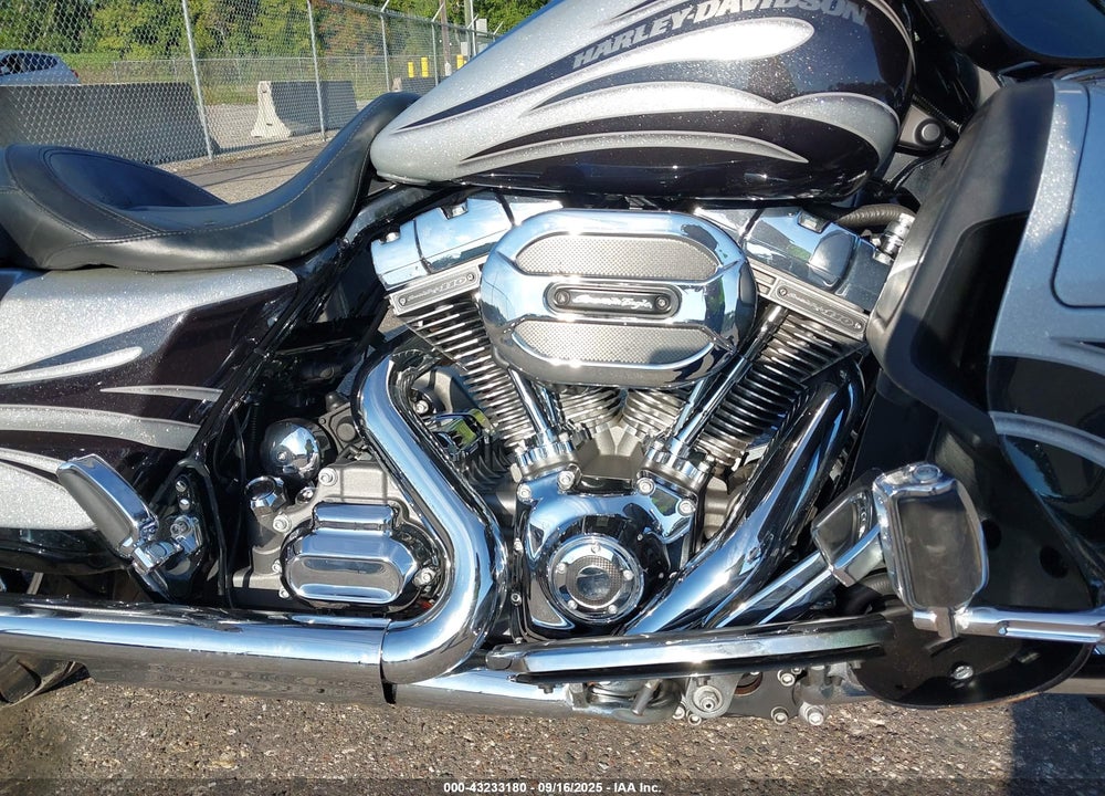 2015 HARLEY-DAVIDSON FLHXSE CVO STREET GLIDE VIN: 1HD1PXN17FB950801