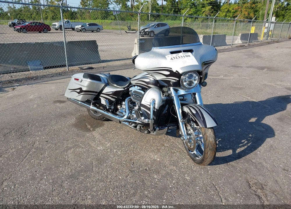 2015 HARLEY-DAVIDSON FLHXSE CVO STREET GLIDE VIN: 1HD1PXN17FB950801