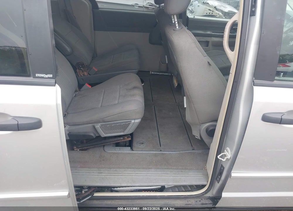 2008 CHRYSLER TOWN & COUNTRY LX VIN: 2A8HR44H88R649054