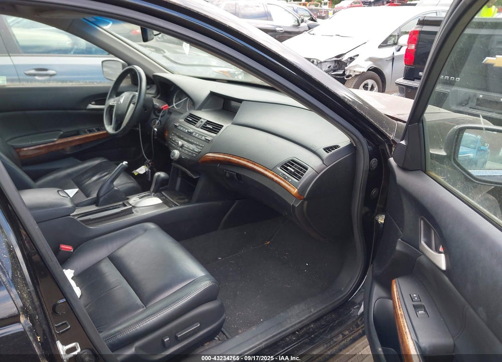 2011 HONDA ACCORD VIN: 1HGCP3F88BA008465