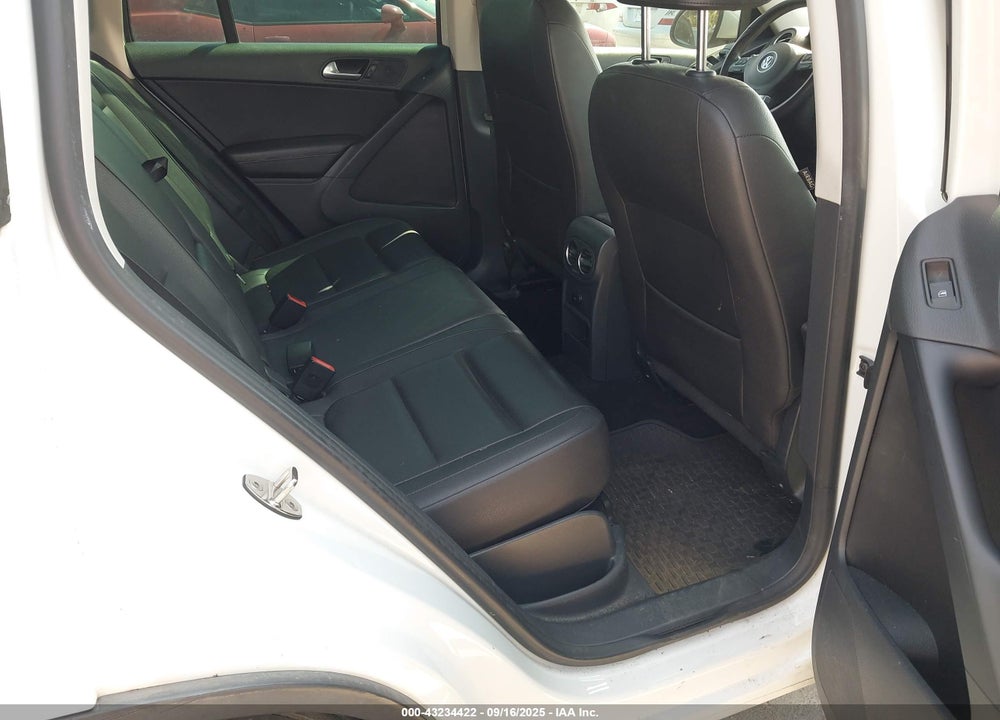 2014 VOLKSWAGEN TIGUAN VIN: WVGAV3AX5EW560518
